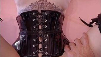 与纹身红发女郎体验粗...