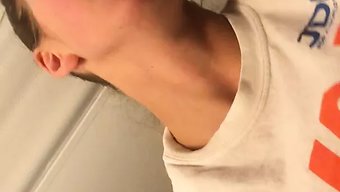 用牛仔姿势在我女友的...
