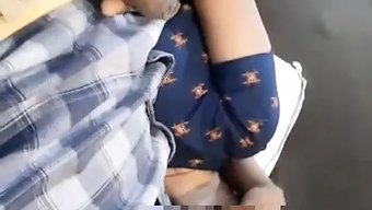 18岁的印度女孩被大...