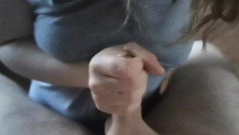 金发女友在自制视频中...