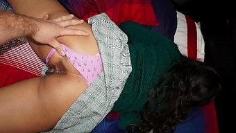 小胸部少女的肛门被撑大