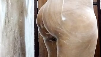 18+亚洲少女在业余...