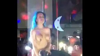 在脱衣舞娘的乳房上自慰