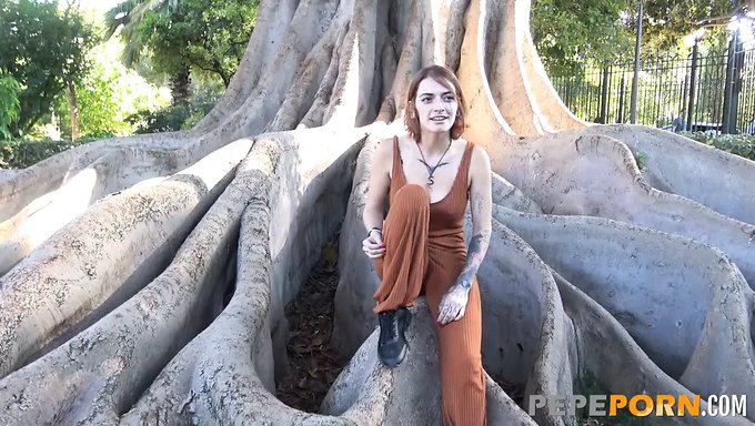 丰满的欧洲棕发美女在公共场合享受敢死队的恶作剧,并在公园里接受深喉口交。