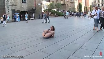 西班牙辣妹在公共场合...