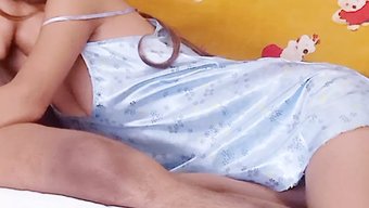 熟女妻子在自制视频中...