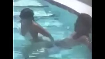 穿着内衣的情侣在游泳池里