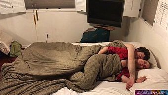 禁忌的继母和继子在卧...