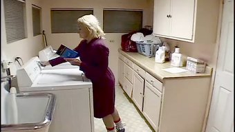 老女人和继女享受阴部口交