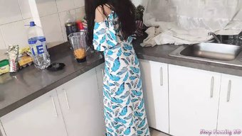 美丽的继女在自制视频...