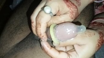 与瘦弱的印度少女真正...