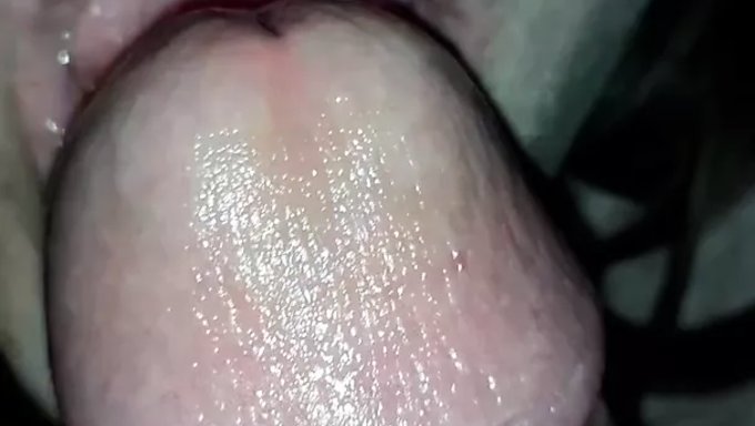 我的妻子在这个欧洲色情视频中给了我一个惊人的口交