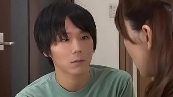 亚洲妈妈和她的儿子们...