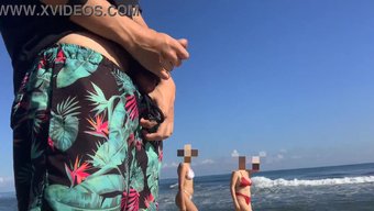 公共海滩三人行,带有...