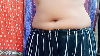 少女(18+)享受热水淋浴