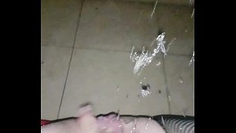 与拉丁裔熟女和她的娇...