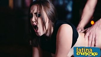 可爱的拉丁裔少女被抱起来