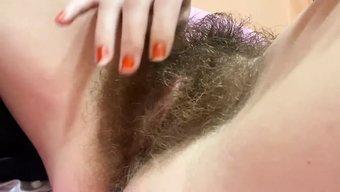 毛茸茸的亚洲少女:喷...