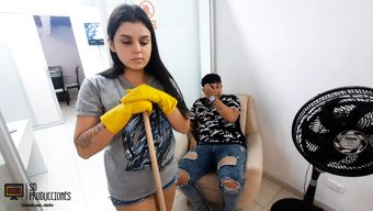 性感的拉丁女佣被一对...