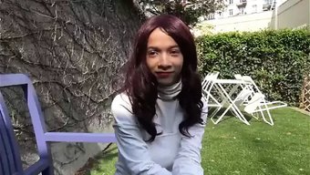 大胸部在牛仔姿势中弹跳