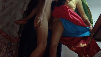 18岁的印度女孩在后...