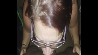 棕色头发的熟女给大鸡...