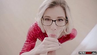 熟女的圣诞礼物:让她...