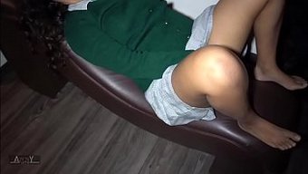 年轻娇小的女孩在黑白...