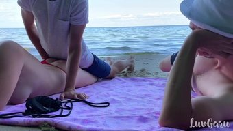 妻子在海灘上被陌生人...