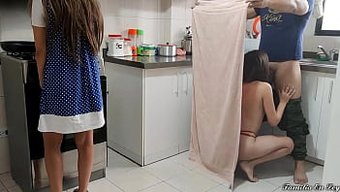 我的出轨朋友在厨房里...