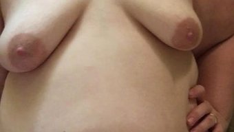 穿着衣服的别针和肛塞...