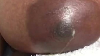 黑人业余爱好者展示大乳头