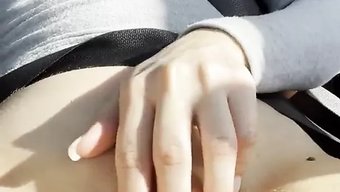 妻子在车里独自高潮