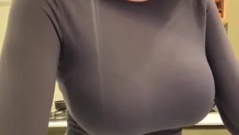 继子帮继母自我愉悦并...
