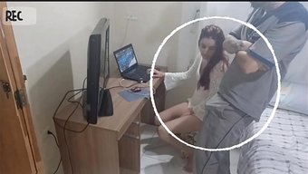 维修男满足了火辣主妇的欲望
