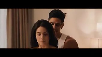 欧洲美女用她的美国乳房诱惑
