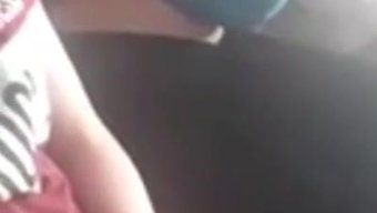 大奶妹子的年轻女孩