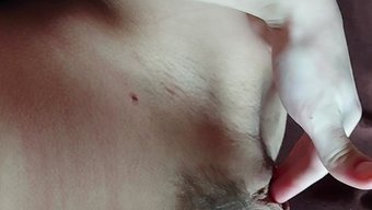 穿着内衣的业余女孩在...