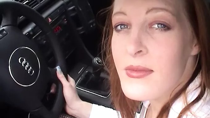 一个幸运的男人和一个红发的荷兰女人做爱,她喜欢粗暴的肛交。