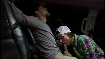 美丽的同事在办公室里口交