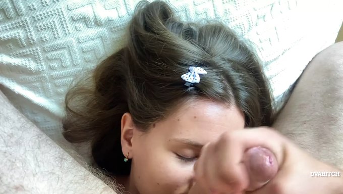 美丽的欧洲大学女生穿着紧身衣,热情地口交。