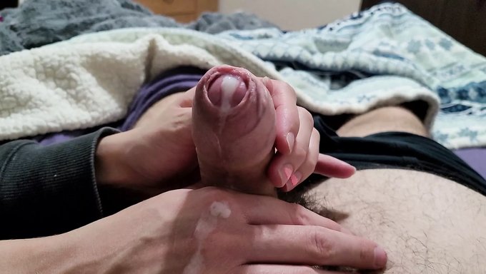 妻子和一个年轻男人欺骗她的丈夫
