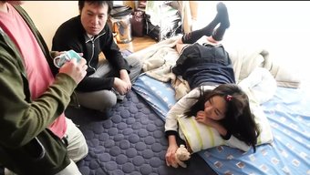 美丽的亚洲少女被手淫和射精