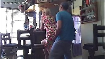 深色头发的出轨妻子被...
