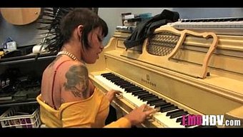 Emo女孩沉迷于硬核...
