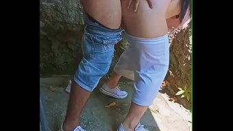 在公共场所进行漂亮而...