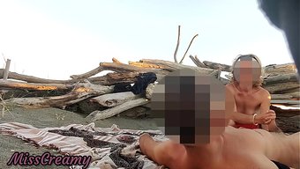 陌生人的精液在公共海...