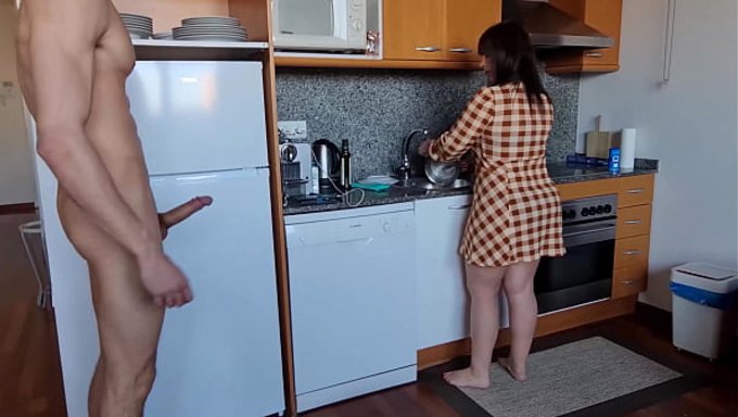 熟女montse Swinger在厨房里被一个小伙子狠狠地操了一顿。
