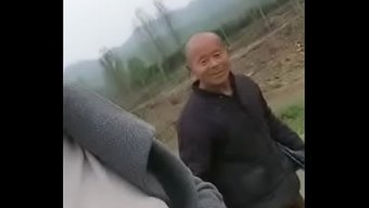 骚妹勾引老头,和他疯狂乱搞