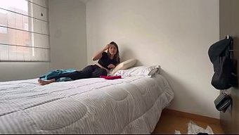 一对拉拉情侣用各种玩...